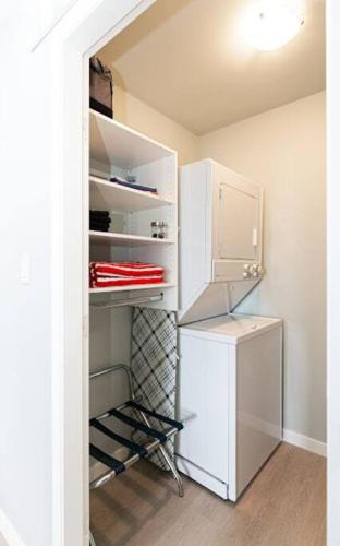 Dapur atau dapur kecil di Lovely 2 bedroom suite steps from The beach