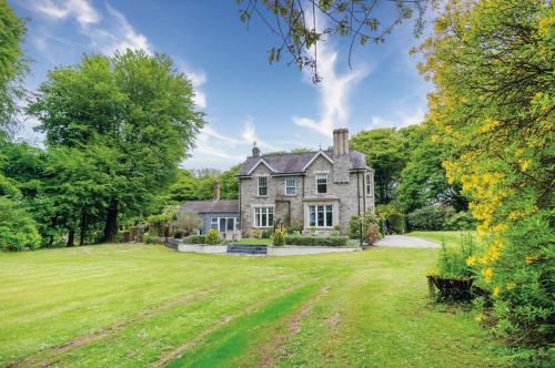 an old stone house with a large yard at Hill House Country Estate - Princes Gate in Ludchurch
