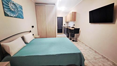 1 dormitorio con 1 cama y escritorio en una habitación en La Torre Studio en Alikanas