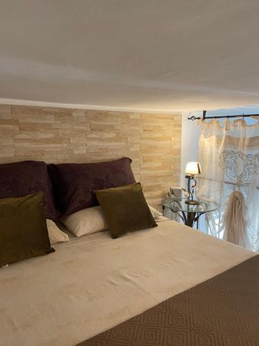 1 dormitorio con 1 cama grande y cabecero de madera en Le Bouganvillea, en Peschici