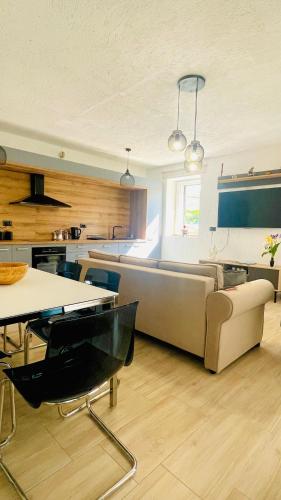 Φωτογραφία από το άλμπουμ του Modern Apartment with Fireplace & Stylish Kitchen σε Kanfanar