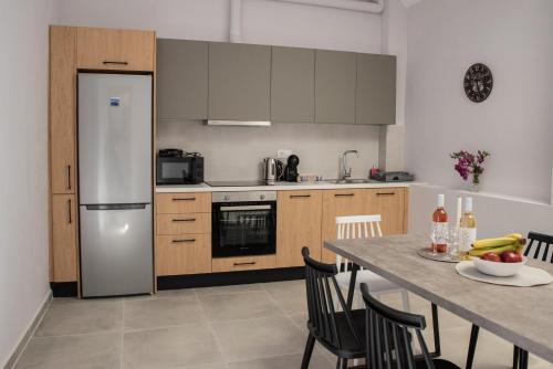 uma cozinha com uma mesa e um frigorífico em Vesta suite&studio in Chania Old Town em Chania