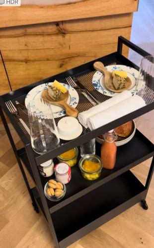 un chariot noir avec de la nourriture dessus dans l'établissement MAISON RENARD, à Béthune