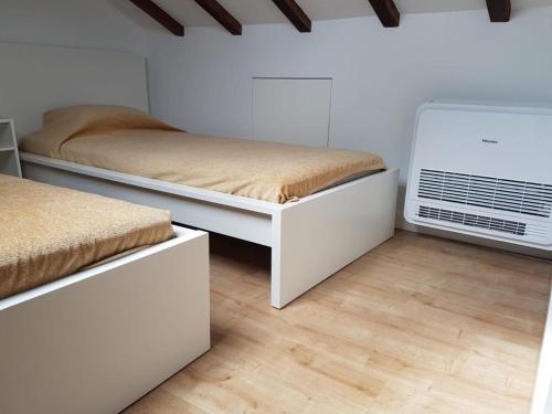 una camera con 2 letti e un ventilatore di Palmela cozy a Palmela