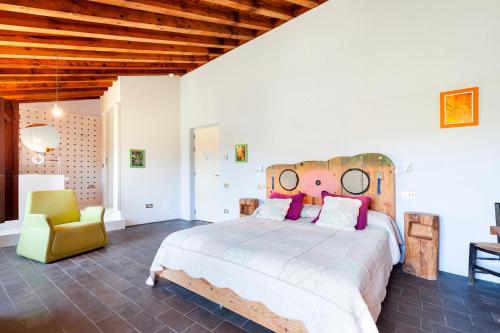 Postel nebo postele na pokoji v ubytování Casa Fumanal - Unique Property for up to 24