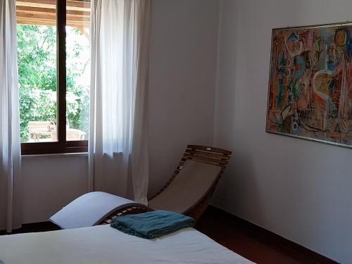 1 dormitorio con cama y ventana en Al Casalino House en Ronciglione