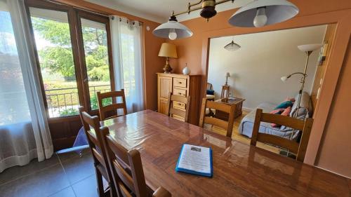 ein Esszimmer mit einem Tisch und ein Schlafzimmer in der Unterkunft Villa La Moraine in Thonon-les-Bains