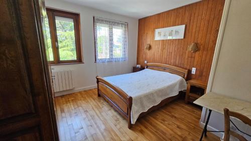Schlafzimmer mit einem Bett und einem Fenster in der Unterkunft Villa La Moraine in Thonon-les-Bains