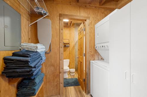 une pile de vêtements dans une petite maison dans l'établissement New Listing! By & By - 2 Bed, 1 Bath with Hot Tub, à Dahlonega