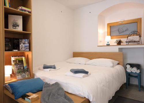 1 dormitorio con 1 cama grande y 2 almohadas en Apartma Libris, en Koper
