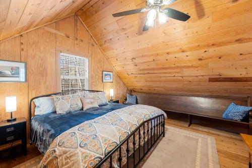 - une chambre avec un lit et un ventilateur de plafond dans l'établissement New Listing! By & By - 2 Bed, 1 Bath with Hot Tub, à Dahlonega