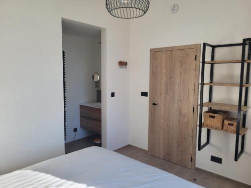 um quarto com uma cama e um armário de madeira em In de Voorstad Watou em Watou