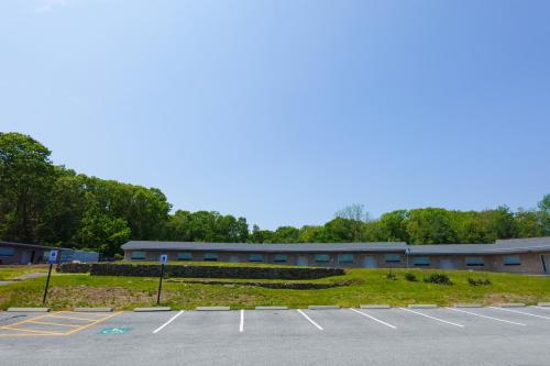 an empty parking lot in front of a building at Blue Beach Motel Providence North Kingstown in North Kingstown