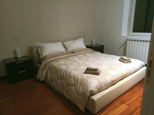 1 dormitorio con 1 cama con 2 toallas en Masc 26, en Bolonia