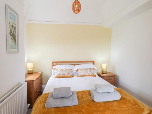 ein Schlafzimmer mit einem Bett mit zwei Handtüchern darauf in der Unterkunft Braeside in Whitby