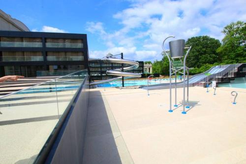 - une vue sur la piscine depuis le toit d'un bâtiment dans l'établissement Le duplex Nancy Thermal, à Nancy