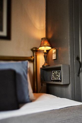 Crew's Quarters Boarding House - Caters to Menにあるベッド
