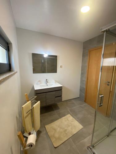 ein Badezimmer mit Waschbecken und Dusche in der Unterkunft Casa Rodrigues in Terras de Bouro