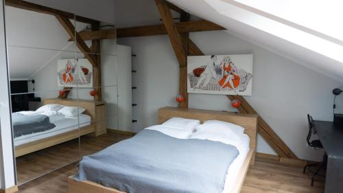 1 dormitorio con 2 camas en un ático en Loft w centrum Gliwic en Gliwice