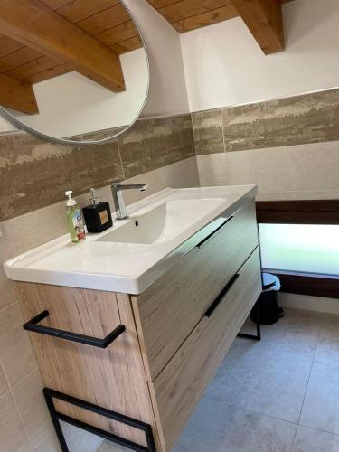 ein Bad mit einem Waschbecken und einem Spiegel in der Unterkunft B&B Del Corso in SantʼAgata Bolognese