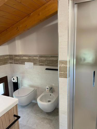 ein Badezimmer mit einem weißen WC und einem Waschbecken in der Unterkunft B&B Del Corso in SantʼAgata Bolognese