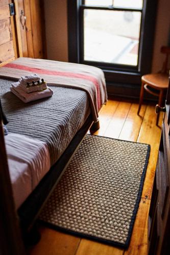 Crew's Quarters Boarding House - Caters to Menにあるベッド