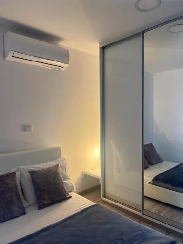 1 dormitorio con armario con espejo y cama en Luxury Lavender en Lárnaca