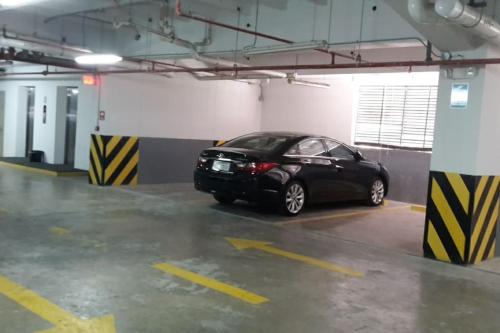 a black car parked in a parking lot at EDIFICIO RIVERFRONT II PISO 9 - SUITE 911-2 con ACCESO ÁREA SOCIAL in Guayaquil