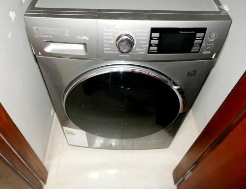 a washer and dryer in a room at EDIFICIO RIVERFRONT II PISO 9 - SUITE 911-2 con ACCESO ÁREA SOCIAL in Guayaquil