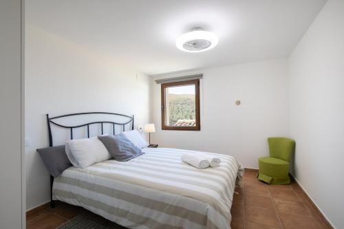 a bedroom with a large bed with a window at Casa Rural Lavadero en Teresa in Ríos de Abajo