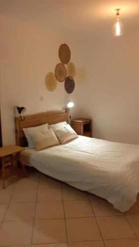 une chambre avec un lit blanc et une table dans l'établissement Studio au cœur de Laguiole, à Laguiole