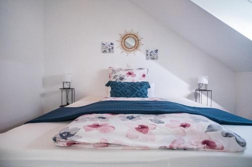 ein Schlafzimmer mit einem Bett mit einer Blumendecke in der Unterkunft DachtRaum Waldner in Würzburg