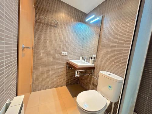 a small bathroom with a toilet and a sink at Apartament de disseny rústic amb vistes by RURAL D'ÀNEU in Esterri d'Àneu