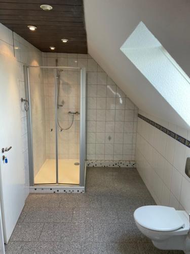 Bathroom sa Doppelhaushälfte in Perfekter Lage für Fahrradtouren - Haus Perrich