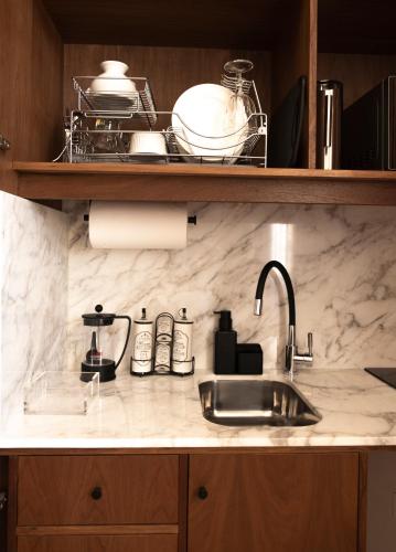 a kitchen counter with a sink and a mixer at ConSentido Tamarindo in Mérida