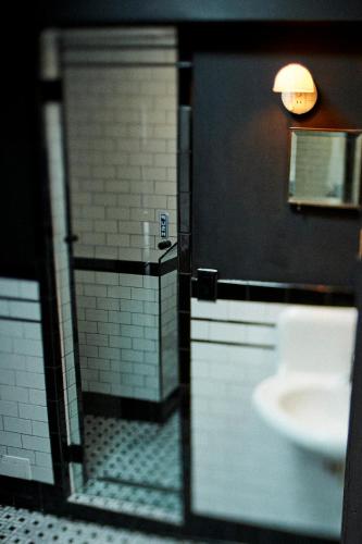 Crew's Quarters Boarding House - Caters to Menにあるバスルーム