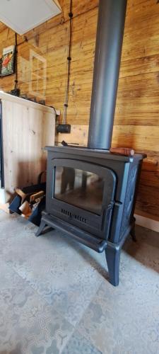 a living room with a stove in a room at ORYNKA chatka w Malinnikach in Malinniki