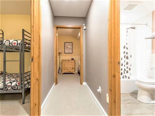 蒙特朗布朗的住宿－Clairiere 406 /Spacious Mountain Home with SAUNA，走廊通往带双层床的卧室