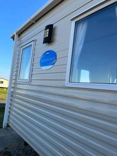 une porte de garage avec un panneau bleu sur celle-ci dans l'établissement Grannies Heilan Hame, à Dornoch