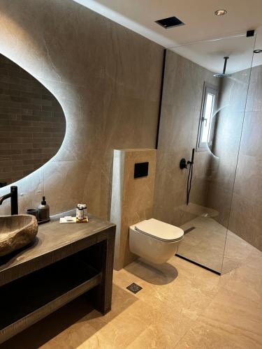 een badkamer met een toilet, een douche en een wastafel bij Il sogno di Zante in Skinária