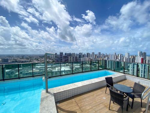 uma piscina no telhado de um edifício em Flat localizado a 200m Shopping Recife, bem Perto da Praia de Boa Viagem e com Wi-Fi 400Mbps no Recife