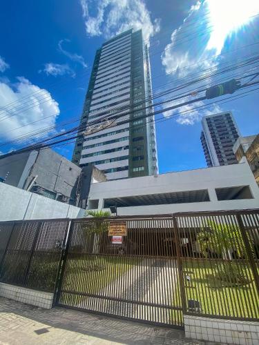 a fence in front of a tall building at Flat localizado a 200m Shopping Recife, bem Perto da Praia de Boa Viagem e com Wi-Fi 400Mbps in Recife