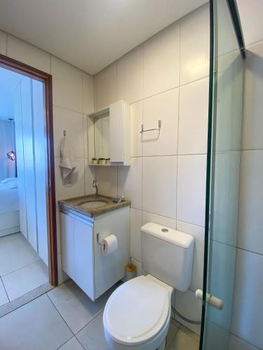 a bathroom with a toilet and a sink and a shower at Flat localizado a 200m Shopping Recife, bem Perto da Praia de Boa Viagem e com Wi-Fi 400Mbps in Recife
