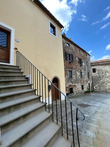 een trap naar een gebouw bij Casa al Castello in Rosignano Marittimo