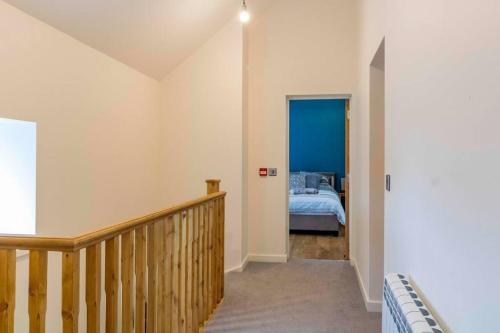 um quarto com uma escada que leva a um quarto em Wensleydale Halls em Leyburn