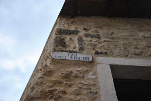a sign on the side of a brick building at a casa di Franco in Civitaretenga
