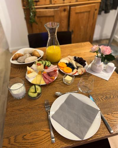 a wooden table with plates of food on it at Bed & Breakfast Oude Bakkerij in Rijswijk