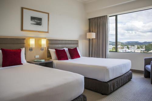 Postel nebo postele na pokoji v ubytování Novotel Rotorua Lakeside