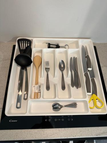 a tray with utensils in a kitchen sink at Apartmán byt 75m2 klid příroda pro rodinu in Prague
