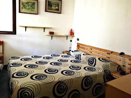 サンタ・マルゲリータ・ディ・プーラにあるPinus Village - Da Nonna Luisaのベッドルーム1室(掛け布団付きのベッド1台付)
